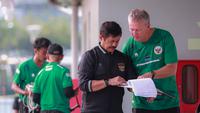 Konsultan pelatih Timnas Indonesia U-17, Frank Wormuth (kanan) berbincang dengan Direktur Teknik PSSI, Indra Sjafri saat seleksi Timnas Indonesia U-17 di Lapangan A, Kompleks Stadion Utama Gelora Bung Karno (SUGBK), Senayan, Jakarta, Selasa (15/08/2023). (Bola.com/Bagaskara Lazuardi)