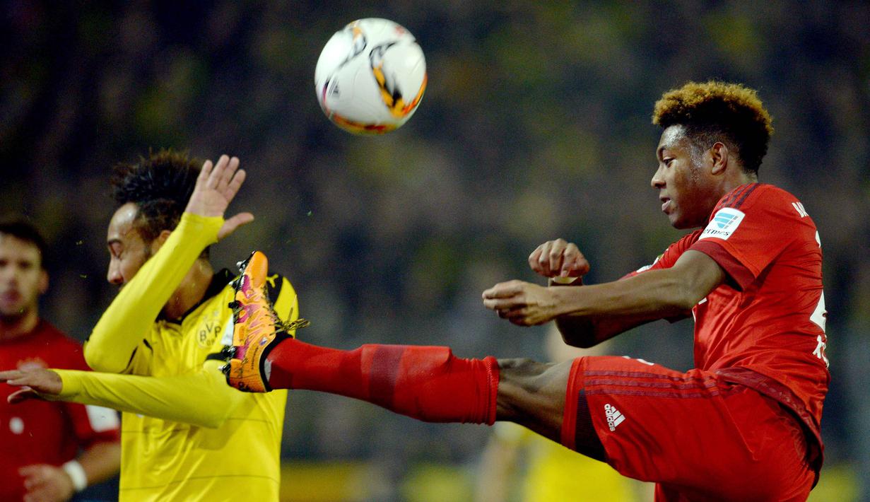 Pemain Munchen, David Alaba (kanan) merebut bola dari pemain Dortmund, Pierre-Emerick Aubameyang pada lanjutan Bundesliga 2015-2016 di Stadion Signal Iduna Park ,Dortmund, Minggu (5/3/2016) dini hari WIB. (EPA/Bernd Thissen)