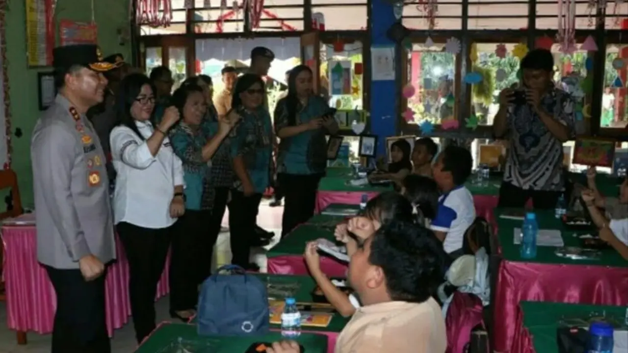 Kapolda Sulut Irjen Pol Roycke Langi saat meninjau makan siang bergizi di salah satu SD di Manado pada, Jumat (15/11/2024).