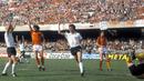 Klaus Allofs mencetak 3 gol dan membawa Jerman Barat menjuarai Piala Eropa 1980 dan meraih sepatu emas untuk dirinya. (www.squawka.com)