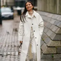 Outerwear juga bisa menjadi kunci untuk membuat outfit serba putihmu terlihat lebih menarik. Tambahkan coat atau long coat dan kamu siap pergi. Foto: Purewow.