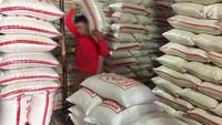 Pekerja mengangkut karung beras di Pasar Induk Beras Cipinang, Jakarta, Senin (15/1). Wagub Sandiaga Uno mengatakan Pemprov DKI akan selalu membeli beras Sulawesi dan Banten karena lebih memprioritaskan beras dari petani. (Liputan6.com/Immanuel Antonius)