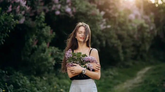 wanita november bunga tampak tenang