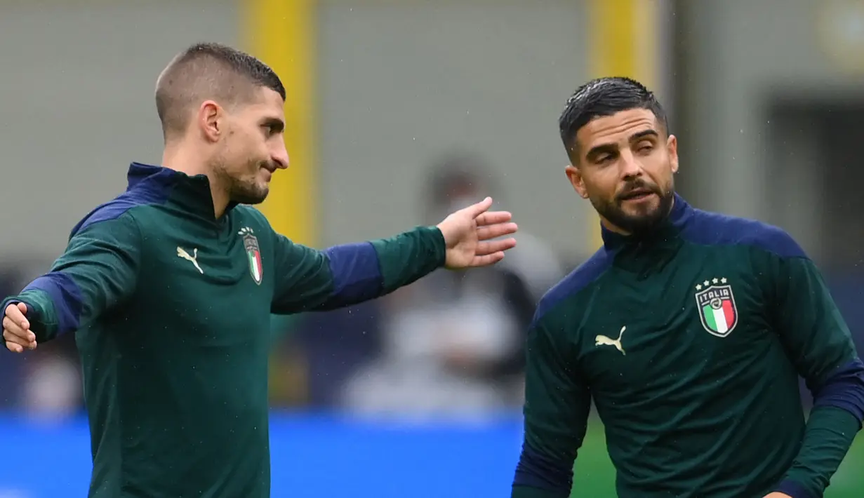 Pemain Italia Marco Verratti (kiri) bersama Lorenzo Insigne saat sesi latihan jelang pertandingan semifinal UEFA Nations League melawan Spanyol di Stadion San Siro, Milan, Italia, 5 Oktober 2021. Italia akan menghadapi Spanyol pada semifinal UEFA Nations League. (FRANCK FIFE/AFP)