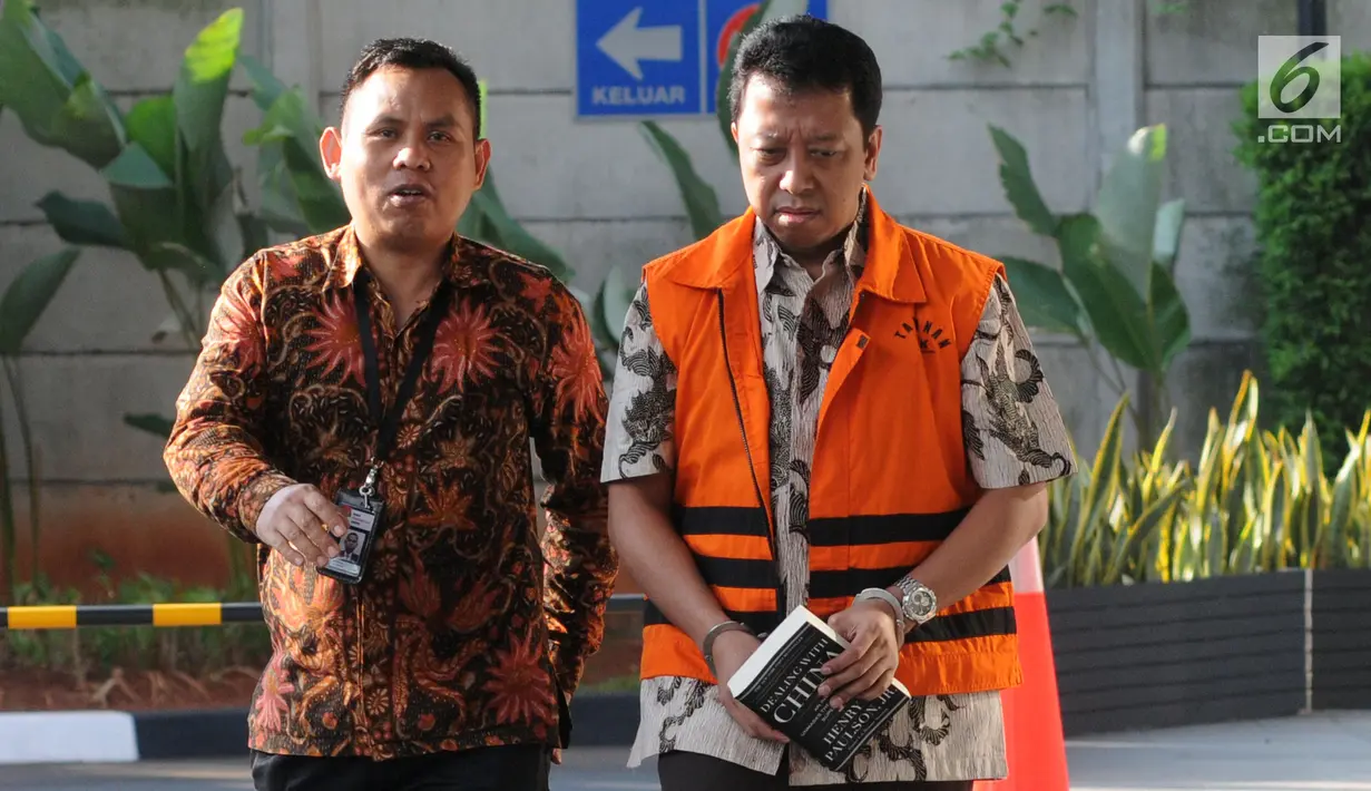 Anggota DPR RI nonaktif Muhammad Romahurmuziy (kanan) tiba di Gedung KPK, Jakarta, Rabu (24/7/2019). Romy diperiksa sebagai tersangka terkait dugaan menerima suap dalam jual beli jabatan di Kemenag Jawa Timur. (merdeka.com/Dwi Narwoko)