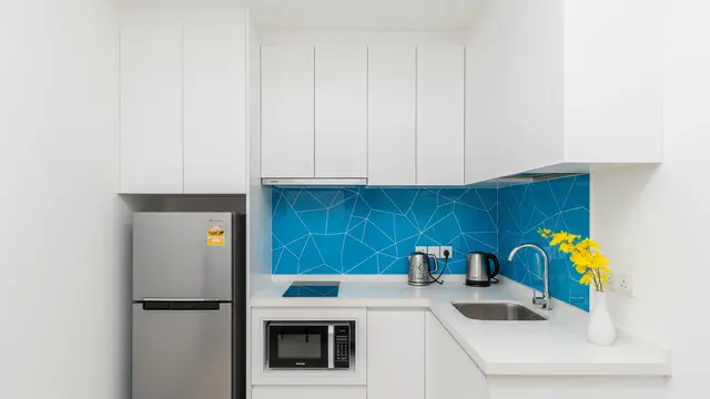 Desain Dapur Kecil 2x2 Meter Muat Kulkas dan Kitchen Set/ Ilustrasi AI