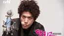 Model rambut Sung Joon di drama Shut Up Flower Boy Band benar-benar buruk. Model rambutnya seperti orang kesetrum listrik. (Foto: soompi.com)