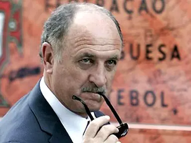 Portugal's Brazilian coach Luiz Felipe Scolari gestures as he passes by the Cote d'Armes of the Portuguese Football Federation upon his arrival at Portela airport in Lisbon on June 20, 2008. AFP PHOTO/ PAULO CORDEIRO