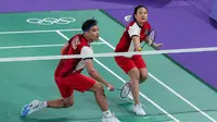 Aksi ganda campuran Indonesia, Rinov Rivaldy/Pitha Haningtyas Mentari, saat tampil pada fase Grup Bulutangkis Olimpiade Paris 2024, di Paris, Sabtu (27/7/2024). (PBSI/Badmintonphoto/Yohan Nonotte)