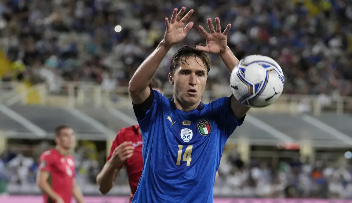 Pemain Italia Federico Chiesa memberi isyarat saat melawan Bulgaria pada pertandingan sepak bola Grup C kualifikasi Piala Dunia 2022 di Stadion Artemio Franchi, Florence, Italia, Kamis (2/9/2021). Pertandingan berakhir dengan skor 1-1. (AP Photo/Luca Bruno)