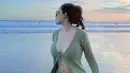 Berada di pantai, Rachel mengenakan two pieces hijaunya. Outer tersebut dari Veresa seharga Rp699 ribuan.  (@rachelvennya)