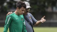 Pemain Timnas Indonesia, Egy Maulana, berdiskusi dengan dokter tim, Syarif Alwi, usai latihan di Lapangan ABC Senayan, Jakarta, Senin (15/8/2018). Pemusatan latihan ini dilakukan jelang Asian Games 2018. (Bola.com/Vitalis Yogi Trisna)