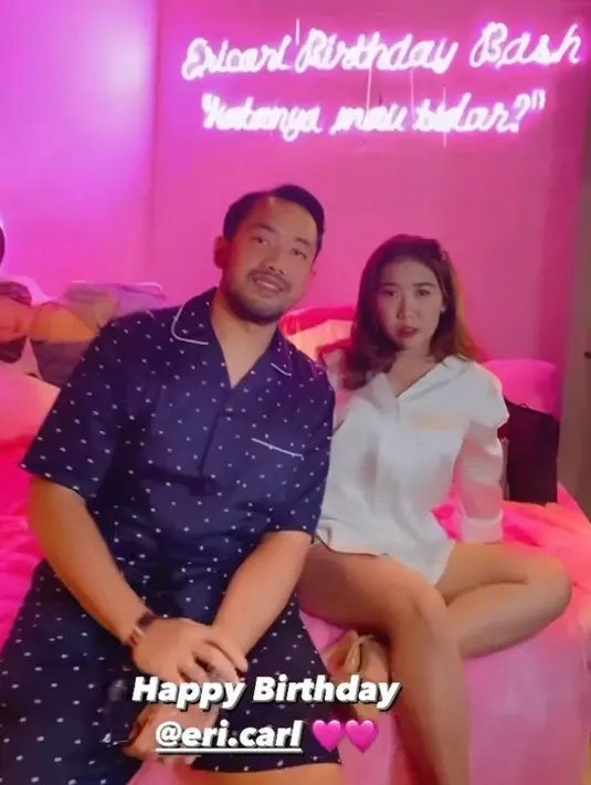 Sejumlah rekan selebriti yang hadir pun tampil menyesuaikan dresscode dengan mengenakan baju tidur. Seperti Kiky Saputri  yang hadir bersama suami mengenakan baju tidur serba putih. [Instagram/kikysaputri]