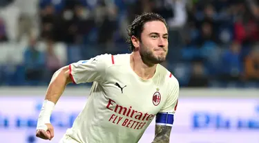 Pemain AC Milan Davide Calabria mencetak gol ke gawang Atalanta pada pertandingan Liga Italia Serie A di Stadion Gewiss, Bergamo, Italia, 3 Oktober 2021. AC Milan menang 3-2 atas Atalanta. (MIGUEL MEDINA/AFP)