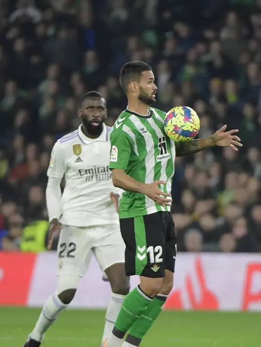 Gelandang Real Betis, Willian Jose mengontrol bola dari kawalan bek Real Madrid, Antonio Rudiger selama pertandingan La Liga Spanyol di stadion Benito Villamarin di Seville, Senin(6/3/2023). Real Madrid bermain imbang dengan Real Betis dengan skor 0-0. (AFP/CRISTINA QUICLER)
