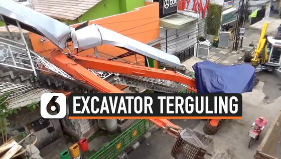 VIDEO: Excavator Terguling Menghantam JPO