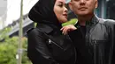 Dalam pemotretan satu ini, Terry Putri dan Derly terlihat kompak menggunakan jaket kulit berwarna hitam. Bahkan, keduanya juga tak ragu untuk memperlihatkan kemesraan bersama. (Liputan6.com/IG/@terryputri)