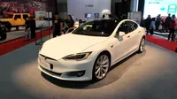 Mobil listrik Tesla ikut meramaikan IIMS 2017. (Septian/Liputan6.com)