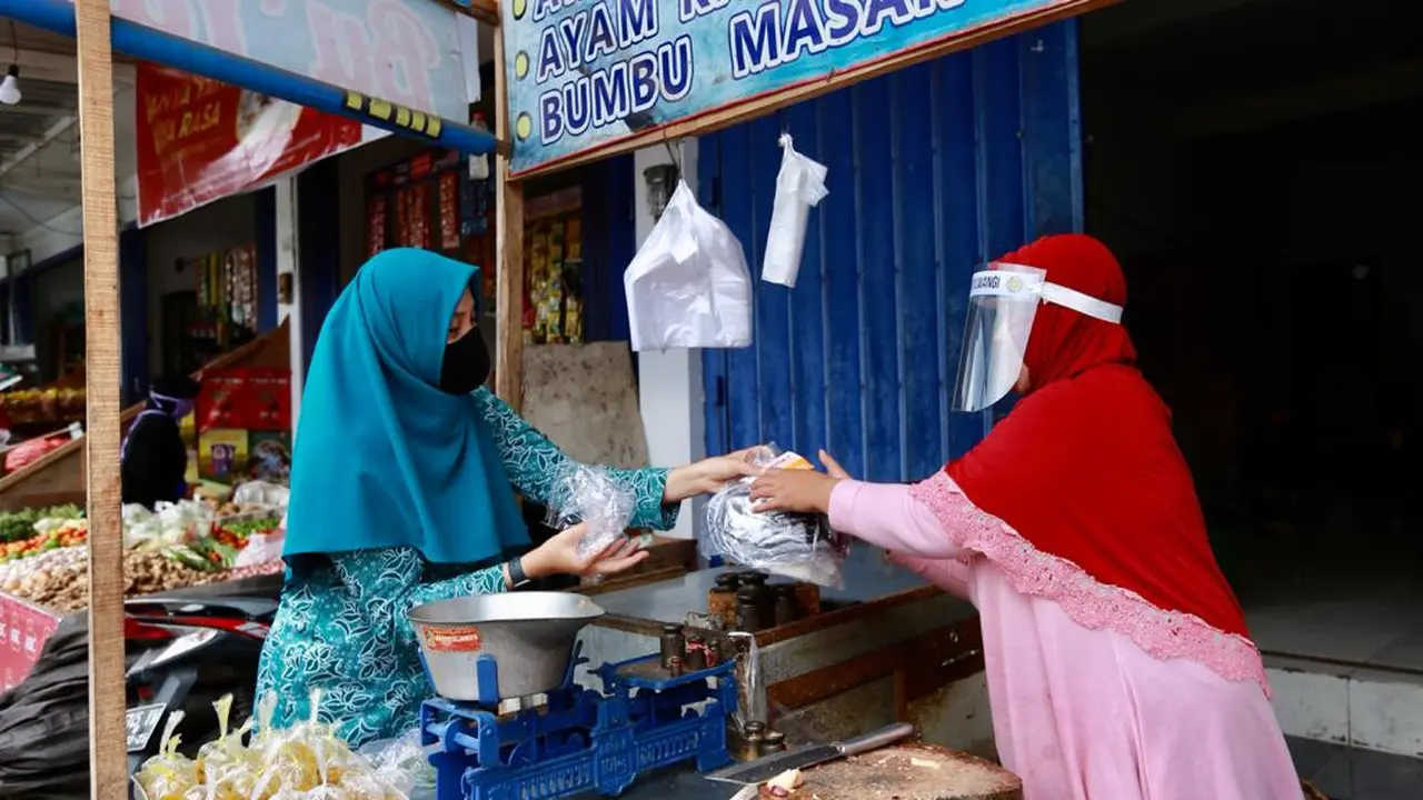 Gotong Royong Cegah Covid-19, PKK Banyuwangi Bagikan Masker Hingga Vitamin ke Pedagang