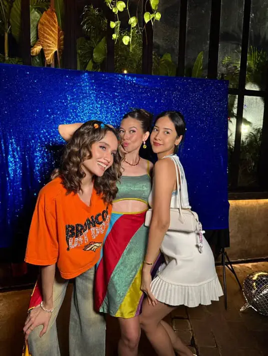 Anya Geraldine hadir mengenakan mini dress putih dengan bagian rok memiliki aksen pleated. Serasi dengan sholuder bagnya. [@claurakiehl]