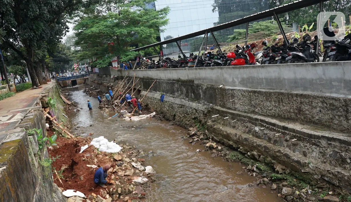 Pekerja menyelesaikan perbaikan turap Kali Pancoran di Jakarta, Rabu (12/8/2020). Perbaikan yang dilakukan merupakan bagian dari perawatan rutin guna memerkuat dinding turap sehingga mencegah kelongsoran. (Liputan6.com/Immanuel Antonius)