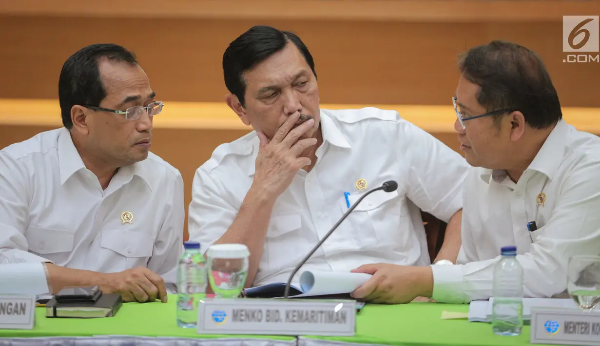 Menhub Budi Karya Sumadi (kiri), Menko Kemaritiman Luhut Binsar Pandjaitan (tengah) dan Menkominfo Rudiantara (kanan) berbincang disela jumpa pers Revisi PM 26 Tahun 2017 di Kemenhub, Jakarta (19/10). (Liputan6.com/Faizal Fanani)