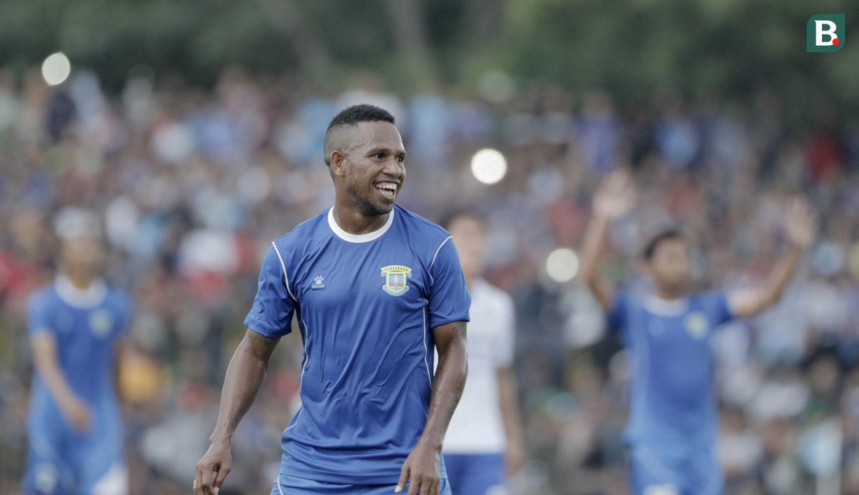 Striker Perserang Serang, Oktovianus Maniani, tersenyum saat pertandingan melawan Persib Bandung pada laga persahabatan di Stadion Maulana Yusuf, Serang, Kamis (1/3/2018). Persib menang 6-0 atas Perserang. (Bola.com/M Iqbal Ichsan)