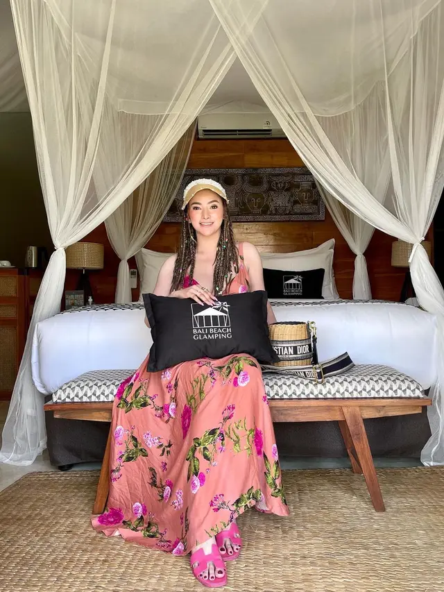 7 Potret Terbaru Amel Alvi, Liburan Ke Bali dengan Gaya Rambut Cornrow