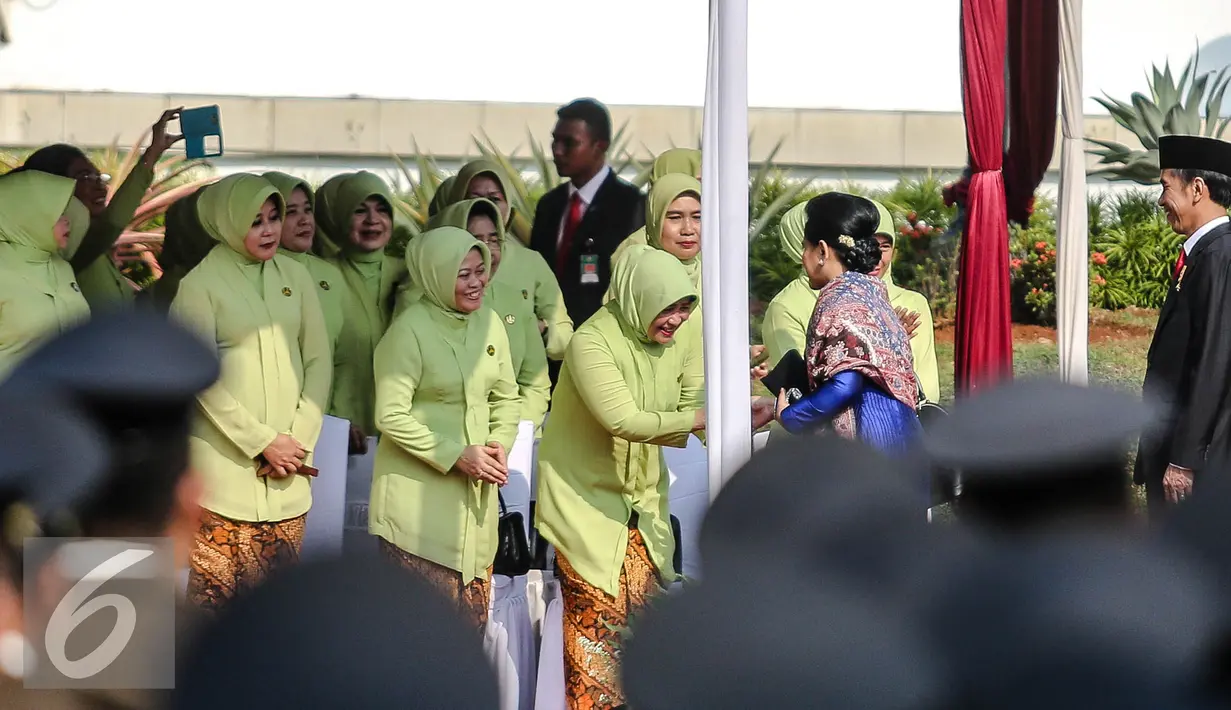 Ibu Negara, Iriana Jokowi beramah tamah dengan sejumlah pegawai Kejaksaan Agung saat Peringatan Hari Bhakti Adhyaksa ke-55 di Kejaksaan Agung, Jakarta, Rabu (22/7/2015). (Liputan6.com/Faizal Fanani) 
