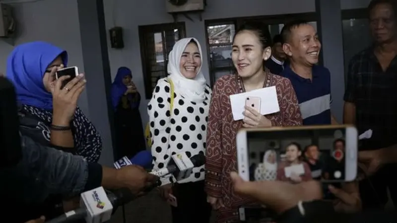 Coblos Ke TPS Bareng Keluarga, Begini Aksi Ayu Ting Ting Saat Pilkada 2018