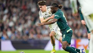 Thiago Pitarch Pinar dan Jeremy Doku berebut bola dalam laga leg pertama babak 16 besar Liga Champions antara Real Madrid vs Manchester City di Santiago Bernabeu, 12 Maret 2026. (AP Photo/Jose Breton)