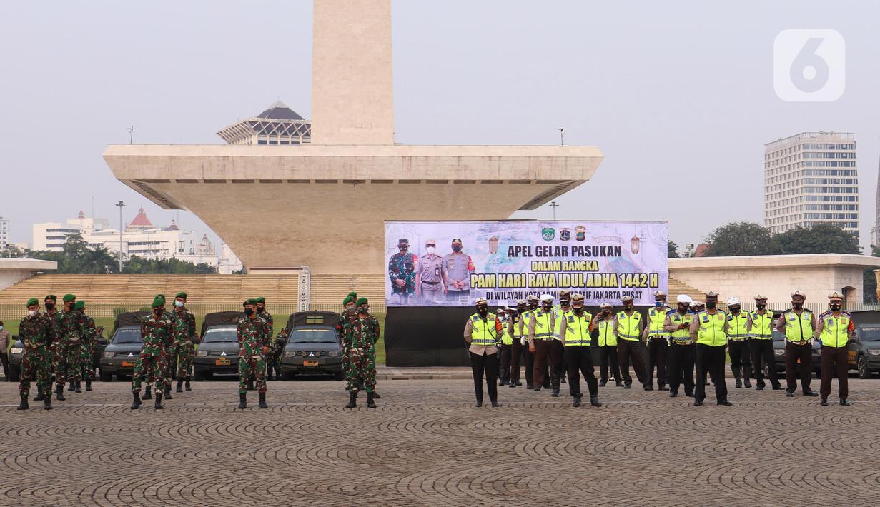 Personil gabungan melakukan apel pasukan pengamanan di Monas, Jakarta, Senin (19/7/2021). Pengamanan tersebut dilakukan untuk menjaga Hari Raya Idul Adha 1442 Hijriah dimasa pandemi Covid-19 saat PPKM Darurat. (Liputan6.com/Angga Yuniar)