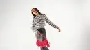 Aaliyah Massaid tampil gaya dengan one brand outfit. Ia mengenakan atasan lengan panjang bermotif logo brand dengan rok denim panjang, dan membawa handbag pink yang mencolok. [Foto: Instagram/aaliyah.massaid]