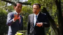 Presiden Jokowi dan PM China Li Keqiang berbincang saat menanam pohon kamper di halaman belakang Istana Bogor, Senin (7/5). Penanaman pohon itu sebagai tanda persahabatan kedua negara yang semakin tumbuh dan berkembang. (Beawiharta/Pool via AP)