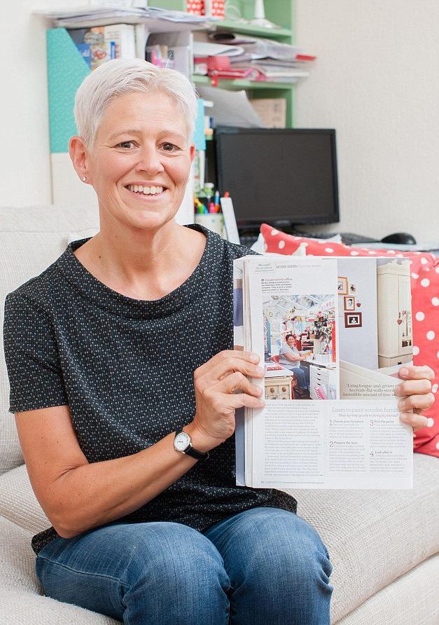 Becky Peabody sedang memegang majalah yang memuat berita tentang rumahnya | copyright dailymail.co.uk/SWNS.com