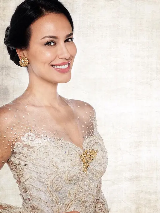 Sophia Latjuba terlihat begitu cantik menawan saat mengenakan kebaya putih dan rambutnya disanggul. (Foto: instagram.com/sophia_latjuba88)