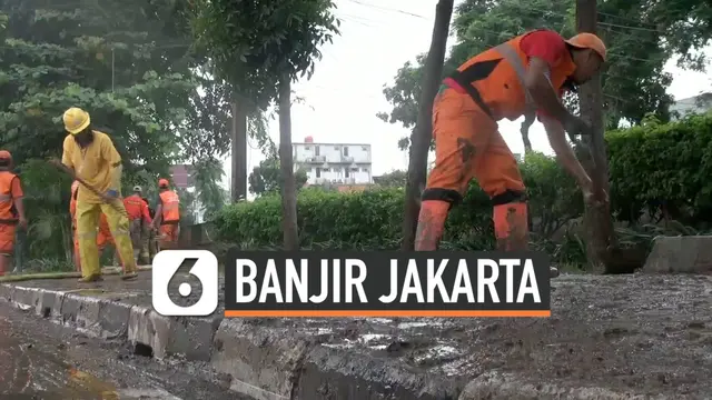 VIDEO: Banjir Jakarta, Petugas Bersihkan Lumpur di Jalan Raya