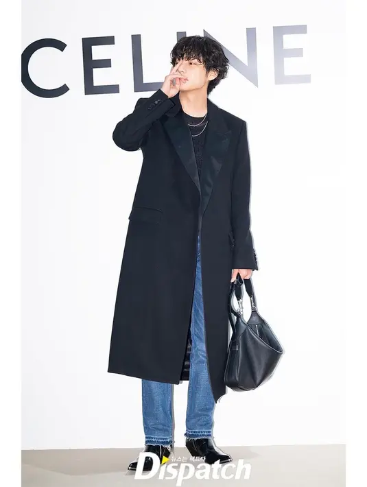 Dua kalung rantai emas, sepatu bot Conique berisleting, dan tas Romy bertali besar menyempurnakan penampilan grunge modern-nya. [Foto:IG/koreadispatch].