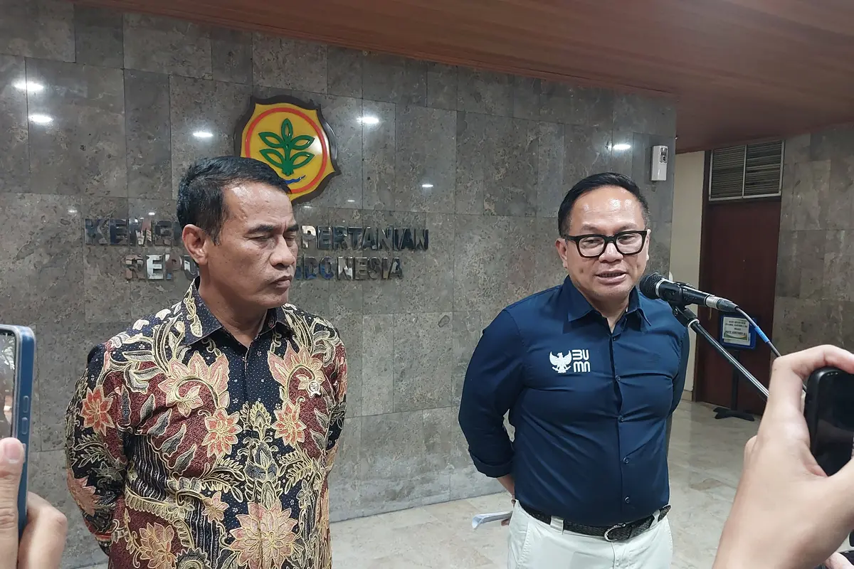 Menteri Pertanian Andi Amran Sulaiman bersama  Wakil Menteri BUMN Kartika Wirjoatmodjo membahas mengenai  pupuk subsidi di Kantor Kementerian Pertanian, Jakarta, Selasa (7/11/2023). (Arief/Liputan6.com)