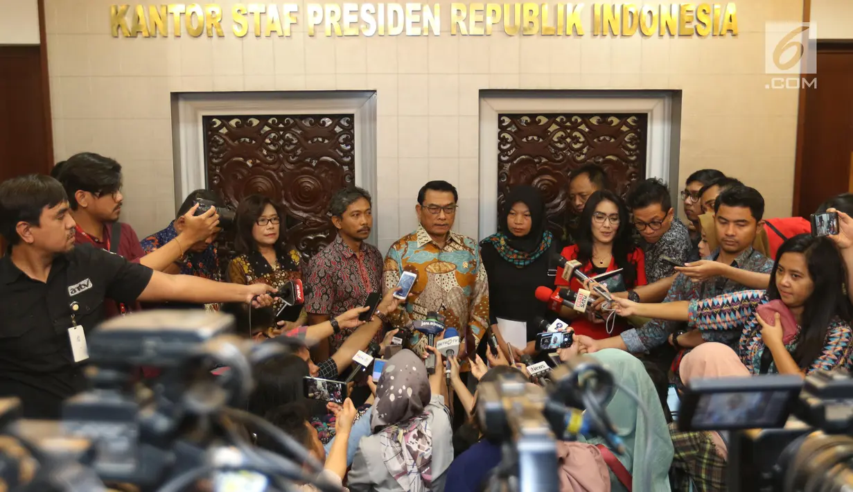 Kepala Staf Kepresidenan, Moeldoko (tengah) memberikan keterangan saat menerima kedatangan terpidana kasus pelanggaran UU ITE, Baiq Nuril di Kompleks Istana Kepresidenan, Senin (15/7/2019). Baiq Nuril datang untuk menyerahkan surat pengajuan amnesti ke Presiden Jokowi. (Liputan6.com/Angga Yuniar)