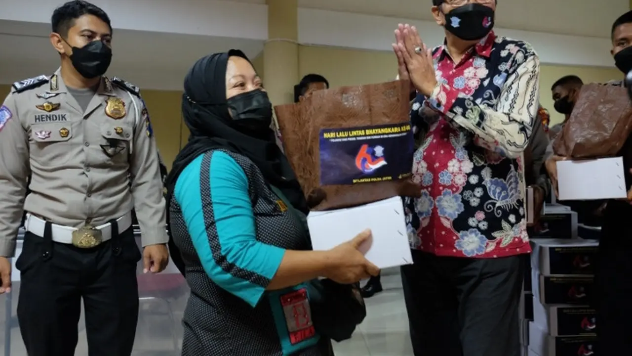 Gelandangan dan pemulung di Surabaya mendapat bansos. (Dian Kurniawan/Liputan6.com)