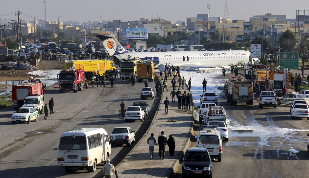 Pesawat penumpang Iran keluar dari landasan saat akan mendarat di Kota Bandar-e Mahshahr, Iran (27/1/2020). Tergelincirnya pesawat tersebut disebabkan sang pilot terlambat mendaratkan pesawat sehingga menyebabkan pesawat keluar dari landasan dan berhenti di jalan raya. (Mohammad Zarei/ISNA via AP)