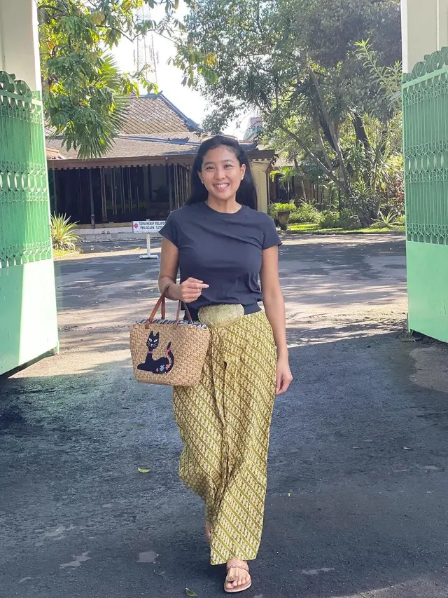 7 Gaya Olivia Zalianty Pakai Batik, Dasternya Curi Perhatian