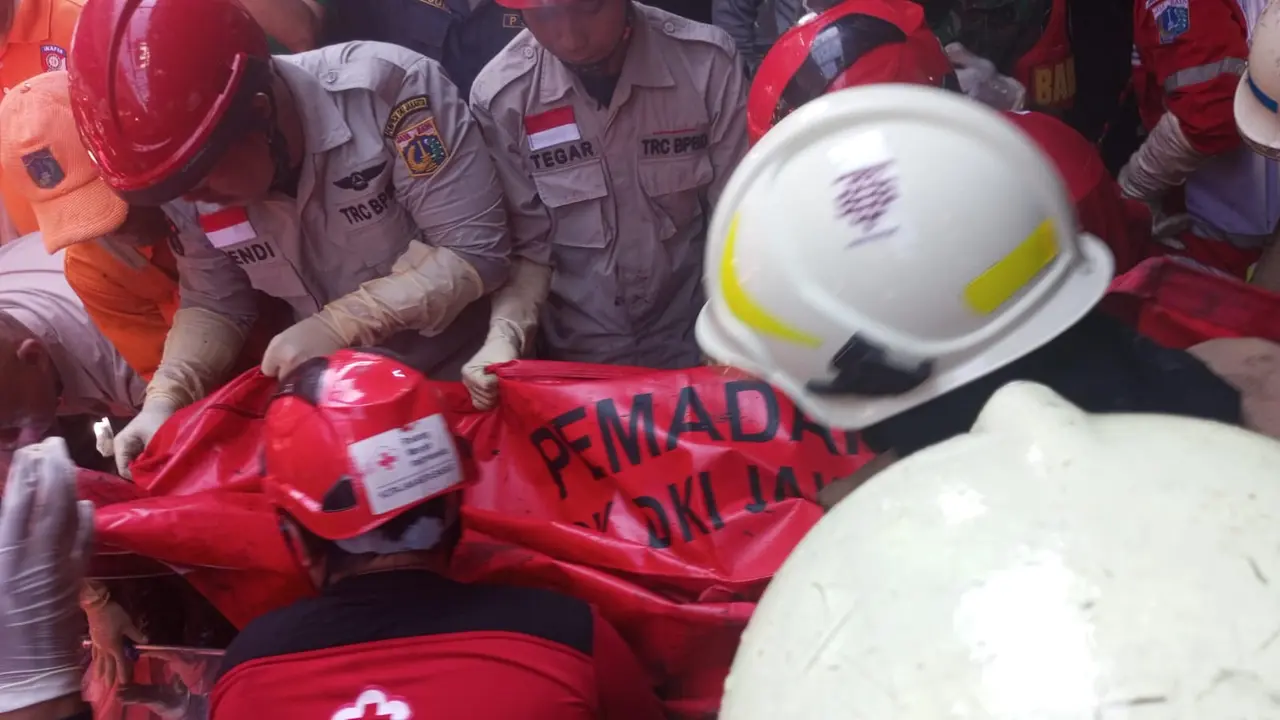 Dua orang wanita dilaporkan meninggal dunia usai terjadi kebakaran di salah satu rumah makan kawasan KH Hasyim Ashari Jakarta Pusat pada Kamis siang (28/9/2023). (Liputan6.com/Ady Anugrahadi)
