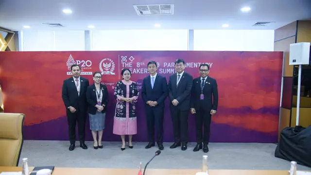 Ketua DPR RI Puan Maharani melakukan pertemuan bilateral dengan Ketua DPR Singapura, Tan Chuan-Jin di sela-sela perhelatan the 8th G20 Parliamentary Speakers’ Summit (P20) yang diselenggarakan di Gedung DPR pada Rabu (5/10/2022). (Dok: DPR RI-P20)