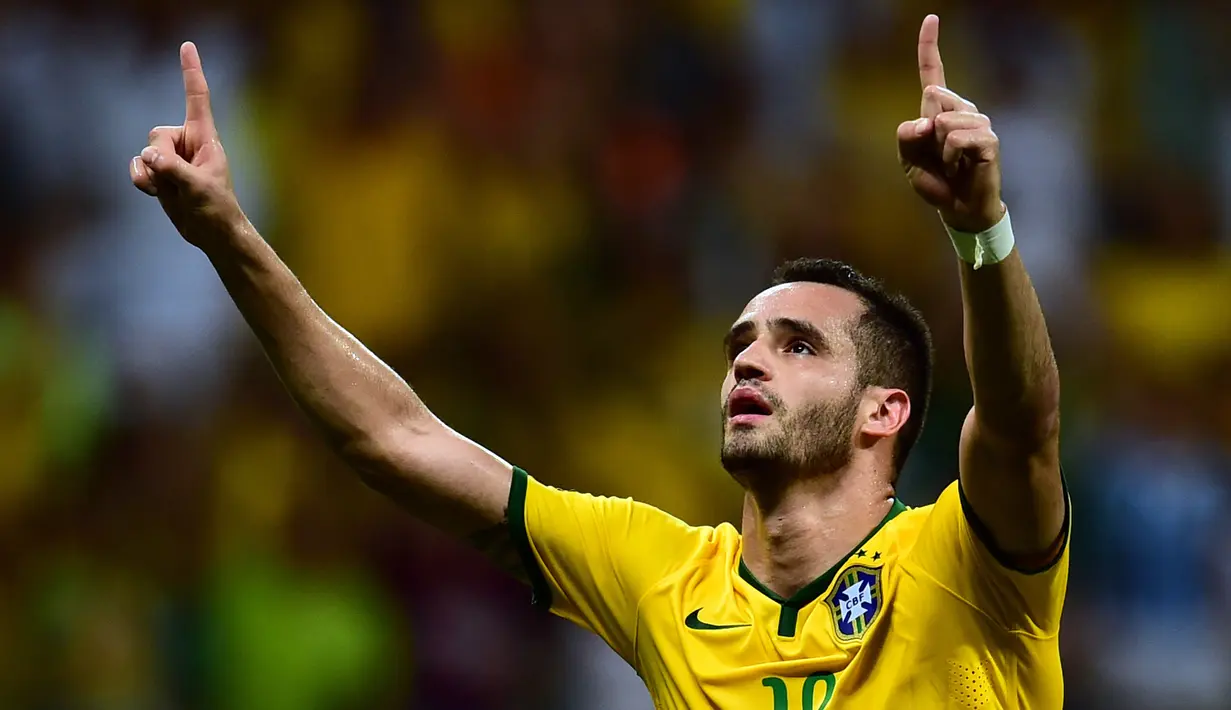 Pemain Brasil, Renato Augusto, merayakan gol yang dicetaknya ke gawang Peru dalam Kualifikasi Piala Dunia 2018 di Stadion Arena Ponte Nova, Salvador, Brasil, Rabu (18/11/2015) pagi WIB. (AFP Photo/Christophe Simon)