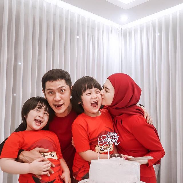 6 Potret Keluarga Kecil Donita dan Adi Nugroho,