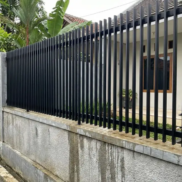 Model Pagar Rumah dengan Kombinasi Tembok Rendah dan Besi Tipis