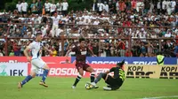 Rizky Pellu di hadapan Jandia Eka Putra saat laga PSM vs PSIS di Stadion AMM, Makassar, Minggu (25/3/2018). (Bola.com/Abdi Satria)
