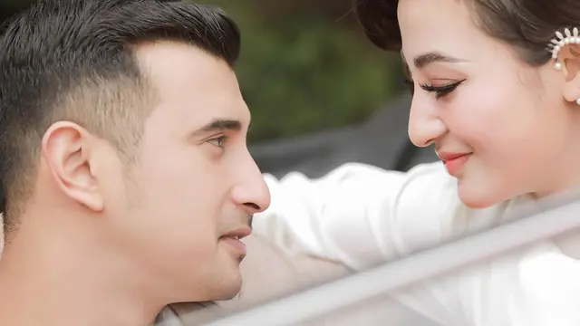6 Pemotretan Terbaru Ali Syakieb dan Margin Wieheerm, Romantis Bergaya Klasik